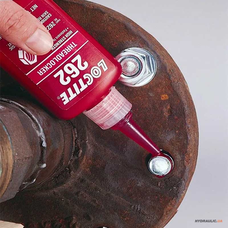 Нанесення Loctite 262 на шпильку перед накручуванням гайки