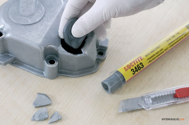 Брусок Loctite 3463 вдавлюють в отвір литої кришки
