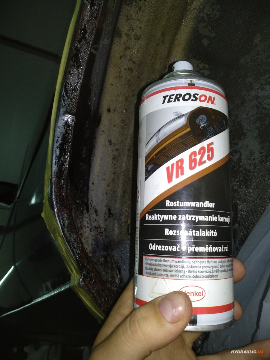 Баллон Teroson VR 625 на фоне ржавой поверхности