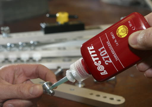 Нанесение Loctite 2701 на резьбу болта Нанесение Loctite 2701 на резьбу болта