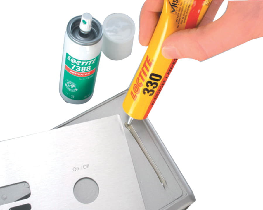 Нанесение Loctite 330 на пластину, рядом активатор Loctite 7388 Нанесение Loctite 330 на пластину, рядом активатор Loctite 7388