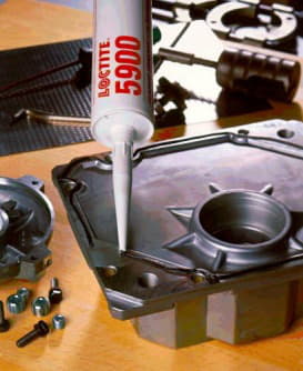 Нанесение Loctite 5900 на фланец корпуса