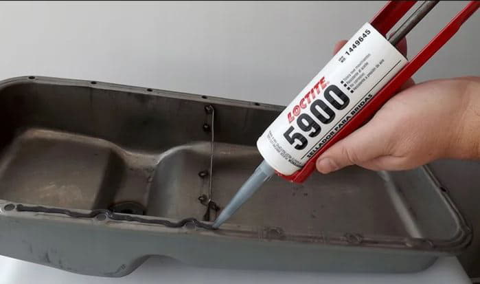 Нанесение Loctite 5900 на фланец поддона