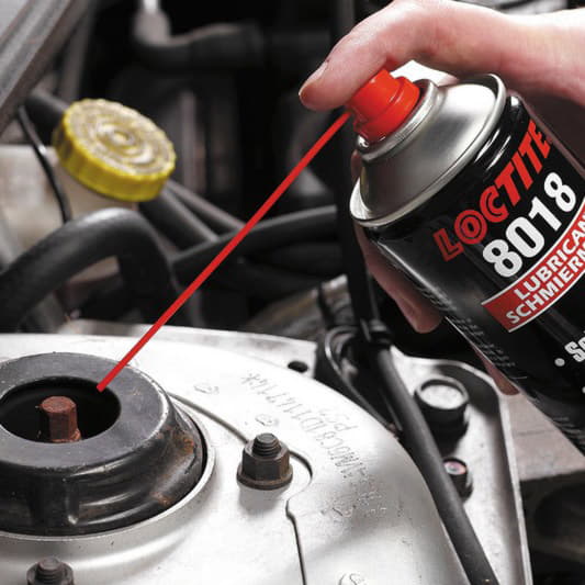 Нанесение Loctite 8018 на крепеж стойки Нанесение Loctite 8018 на крепеж стойки