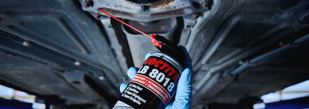 Нанесение Loctite 8018 на днище автомобиля Нанесение Loctite 8018 на днище автомобиля